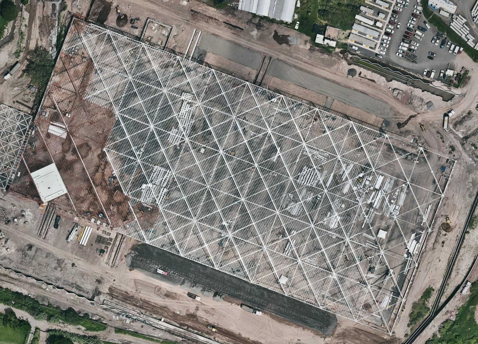Ortofoto de dron: estructura de bodega industrial en construcción