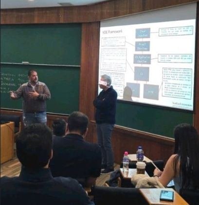 Presentando el proyecto a Martin Fischer